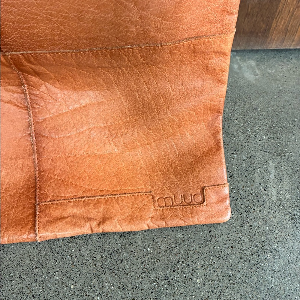 Elegant Tan Leather Tote Bag - Picture 2 of 5